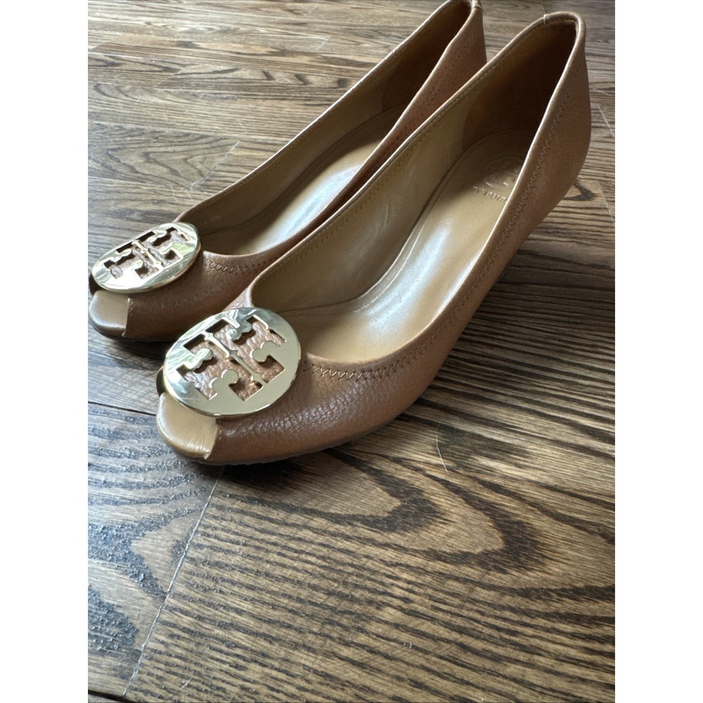 Tory Burch Sally Pump Wedge Heel Tan Brown Leather Gold Logo Peep Toe Cognac 10